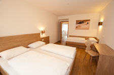 Dreibettzimmer mit zusätzlich ausziehbarem Bett, private Terrasse, Safe und TV/Sat