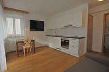 Wohnküche mit komplett eingerichteter Küchenzeile, ausziehbare Schlafcouch, TV/Sat, Balkon