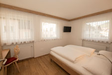 Zimmer mit Doppelbett (trennbar) TV/Sat drei Fenster